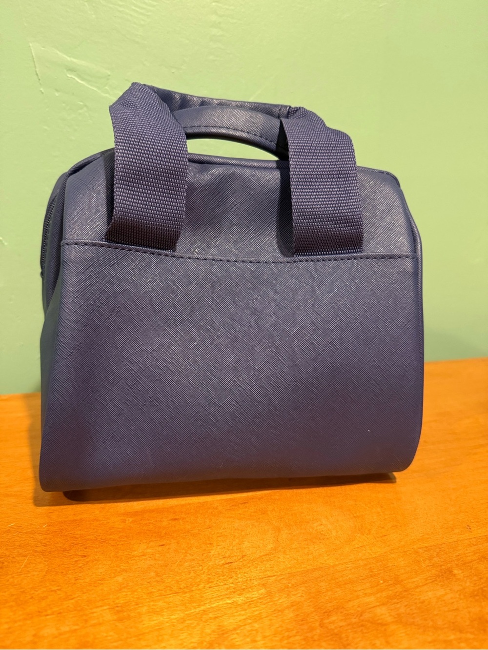 GUESS Navy Lunchbox - Picture 3 of 4